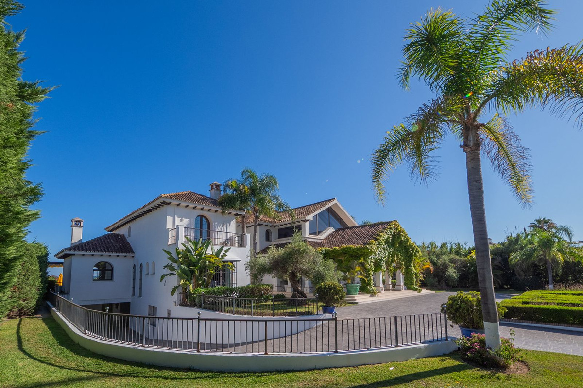 Casa de 10 Dormitorios en venta en Nueva Milla de Oro, Estepona