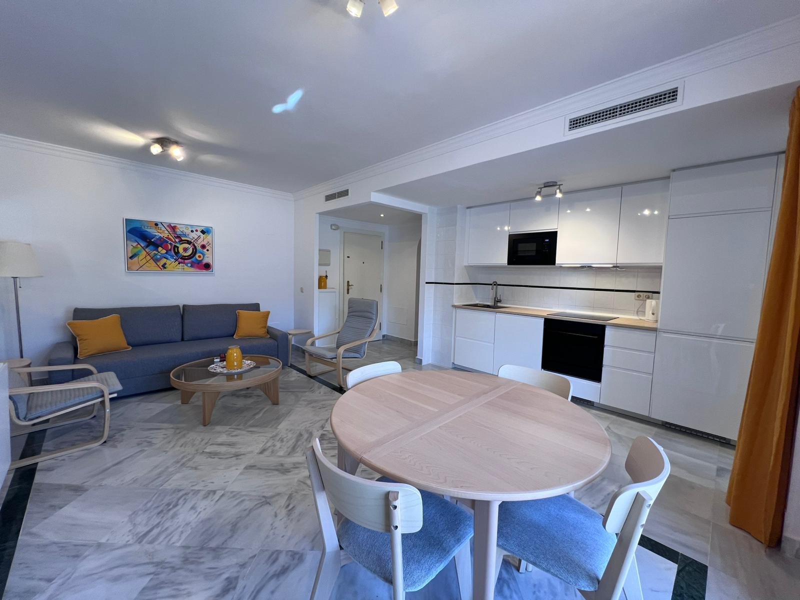 Piso de 2 Dormitorios y 2 Baños en venta en Nueva Andalucía, Marbella