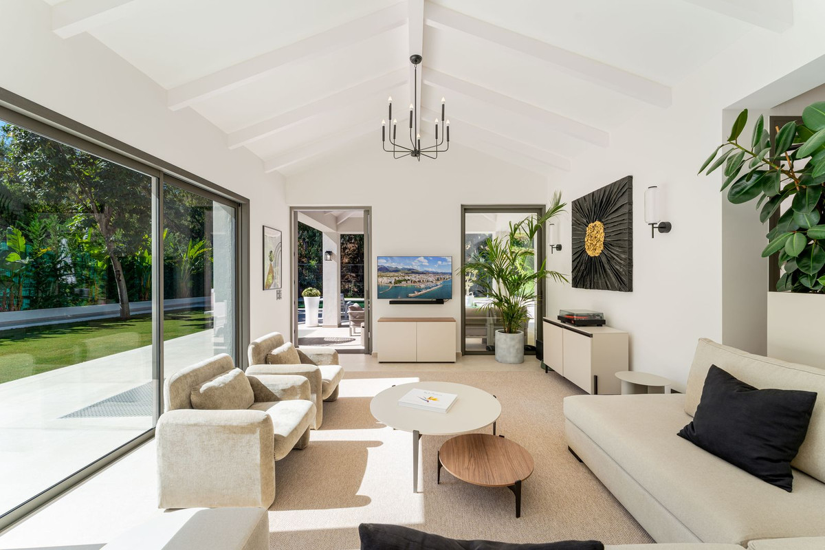 Casa de 5 Dormitorios y 5 Baños en venta en Nueva Andalucía, Marbella