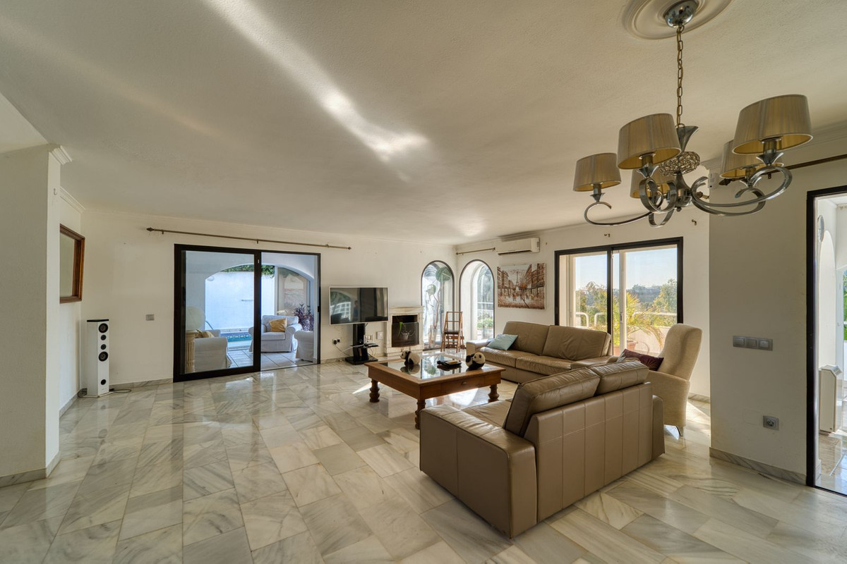 4 Bed, 3 Bath - Villa for Sale in Nueva Andalucia, Marbella