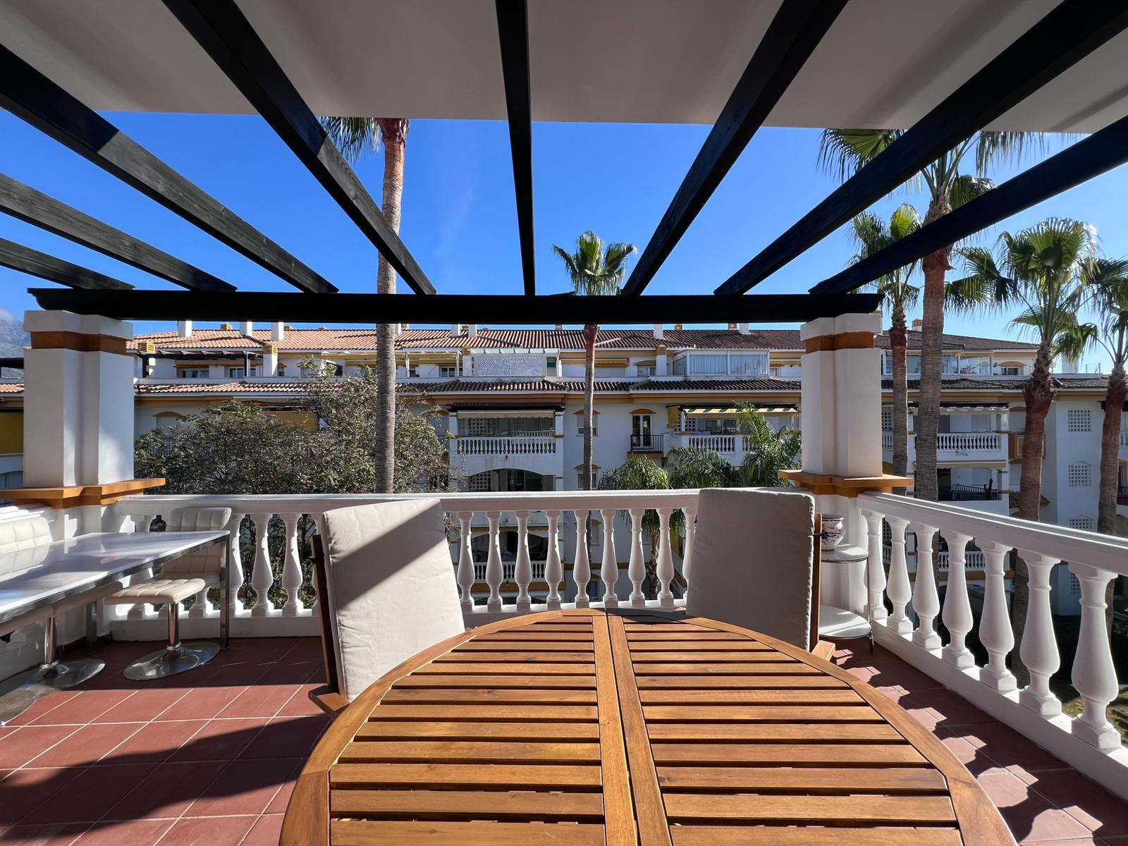 Piso de 2 Dormitorios y 2 Baños en venta en Nueva Andalucía, Marbella