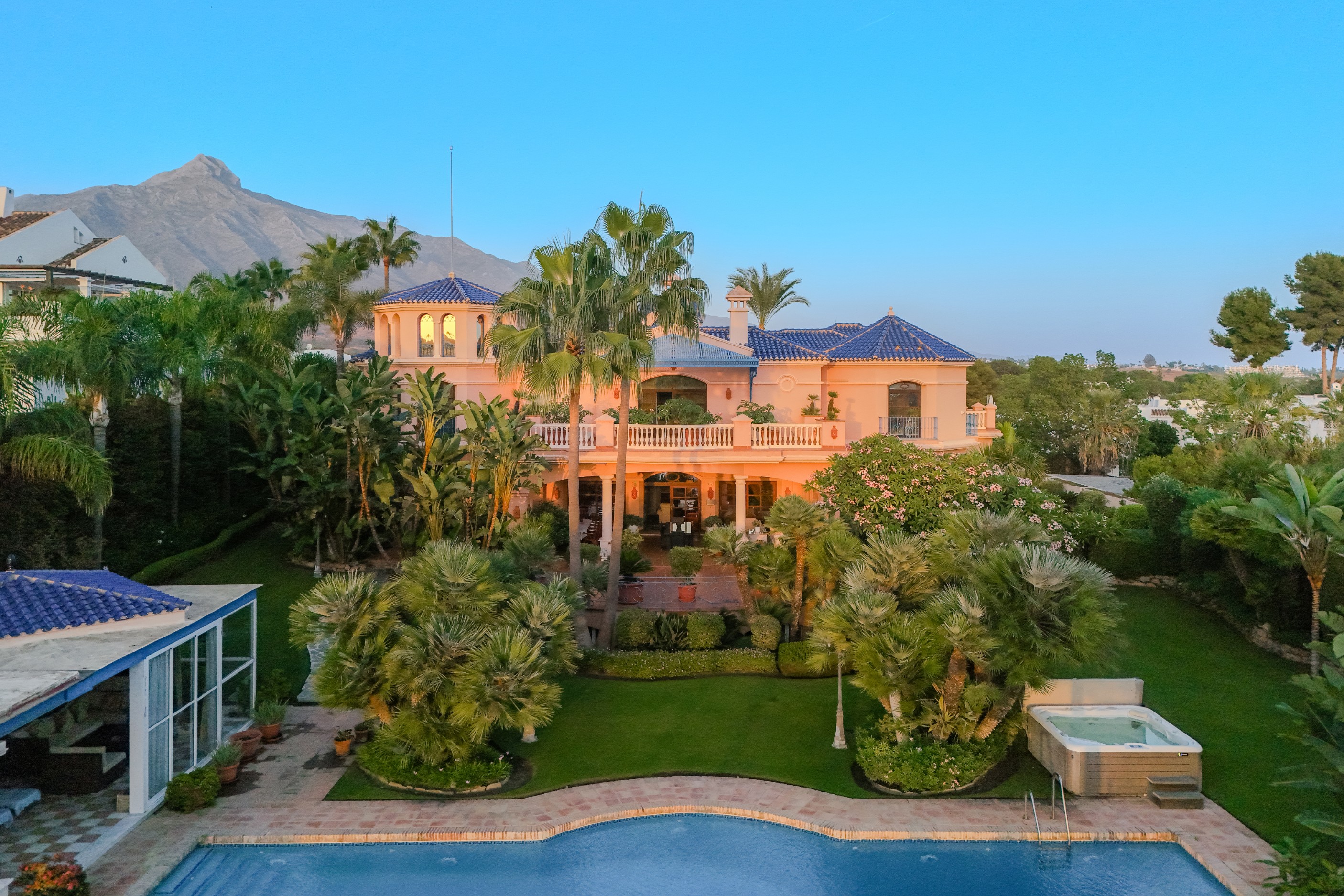 Casa de 6 Dormitorios y 7 Baños en venta en Nueva Andalucía, Marbella