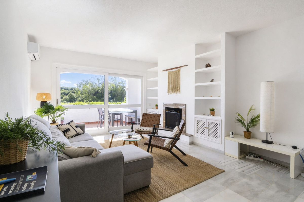 Piso de 2 Dormitorios en venta en Los Arqueros, Benahavís