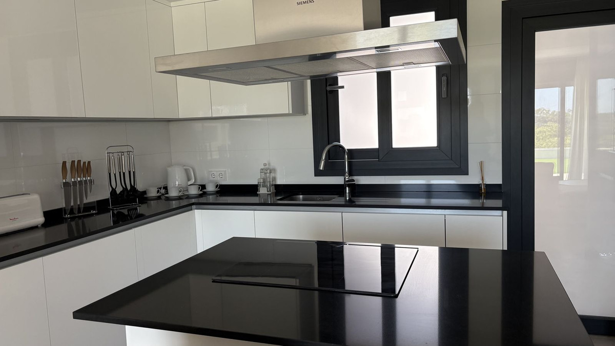 Piso de 3 Dormitorios y 2 Baños en venta en Atalaya, Estepona