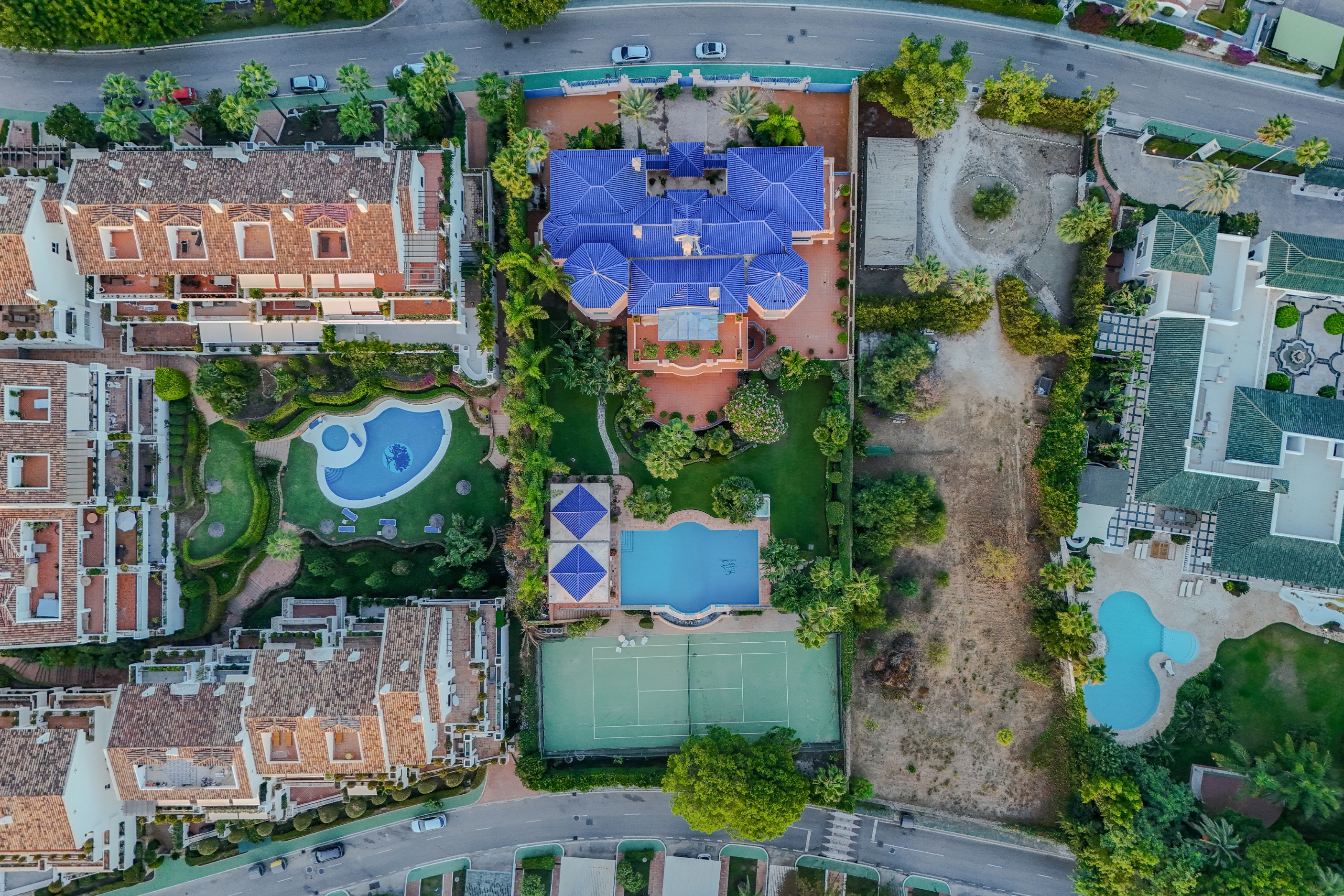 Casa de 6 Dormitorios y 7 Baños en venta en Nueva Andalucía, Marbella