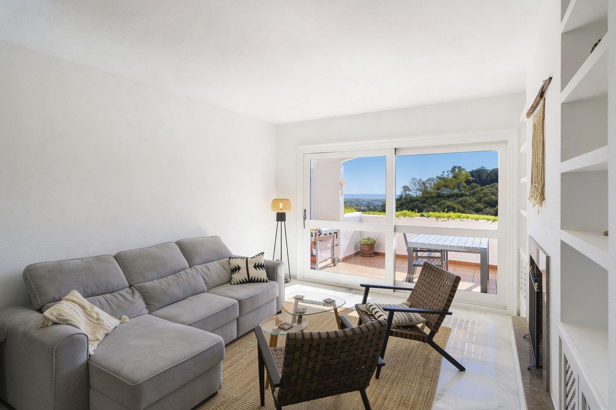 Piso de 2 Dormitorios en venta en Los Arqueros, Benahavís