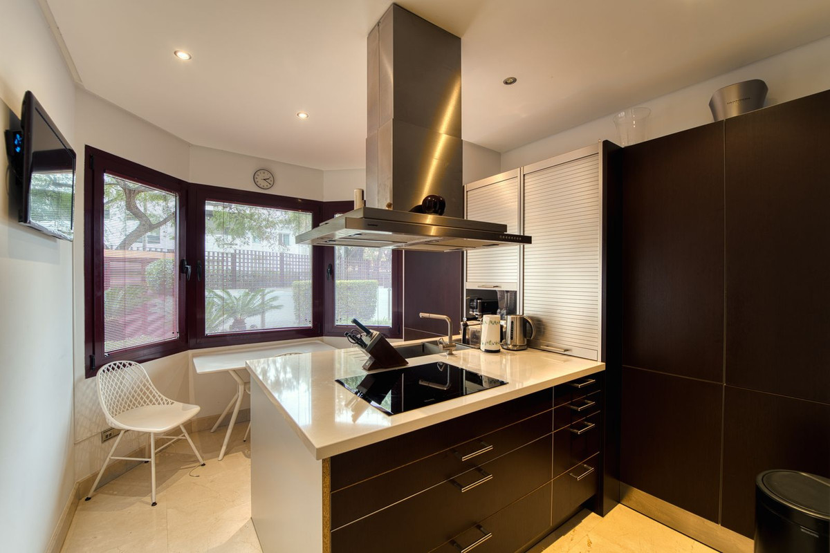 Piso de 2 Dormitorios en venta en Nueva Andalucía, Marbella