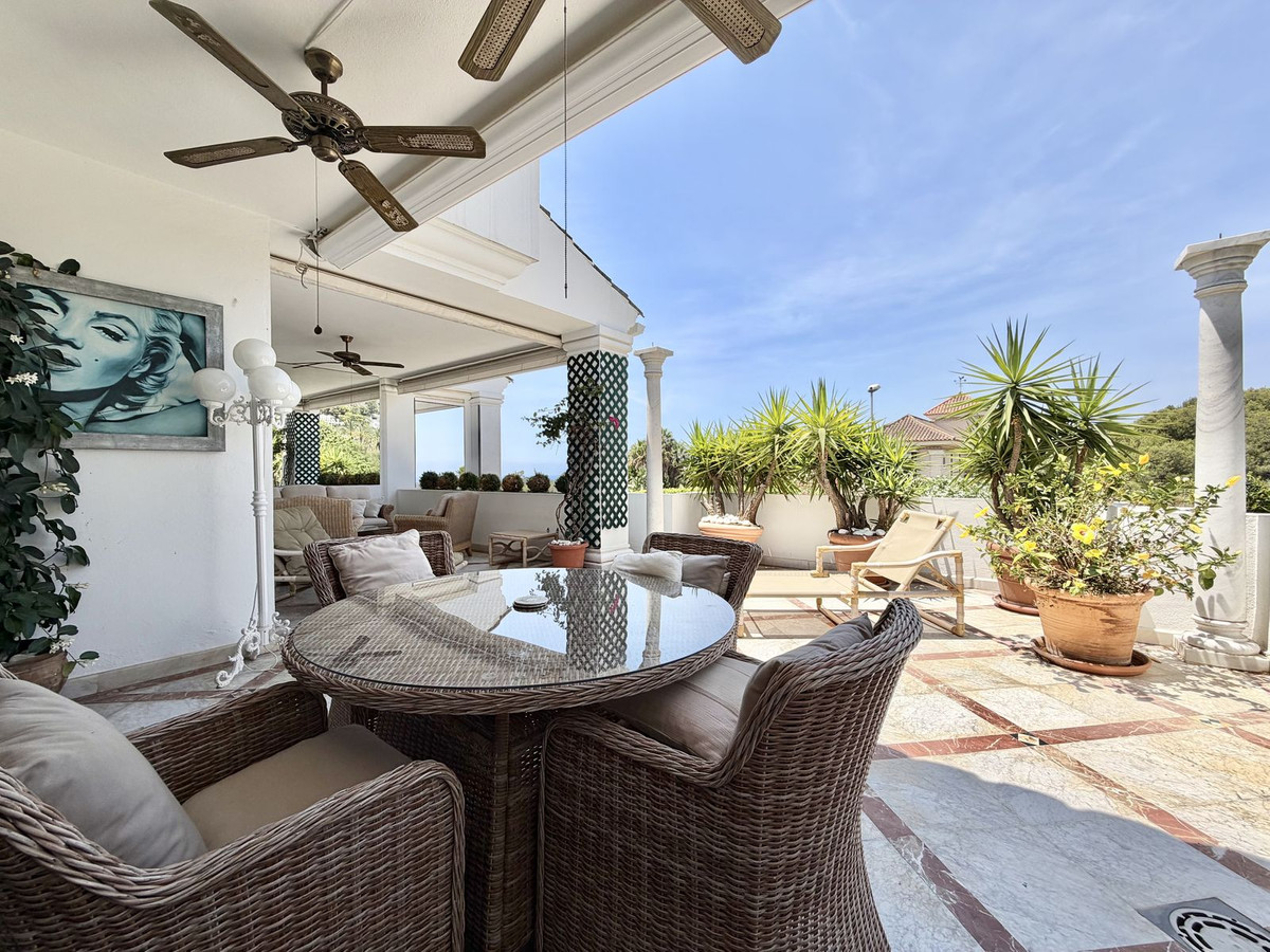 Piso de 2 Dormitorios en alquiler en Milla de Oro, Marbella