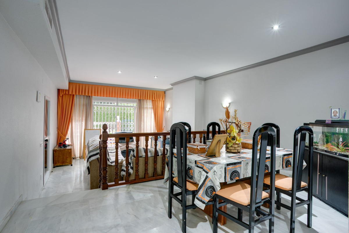 Casa Adosada de 3 Dormitorios en venta en Estepona
