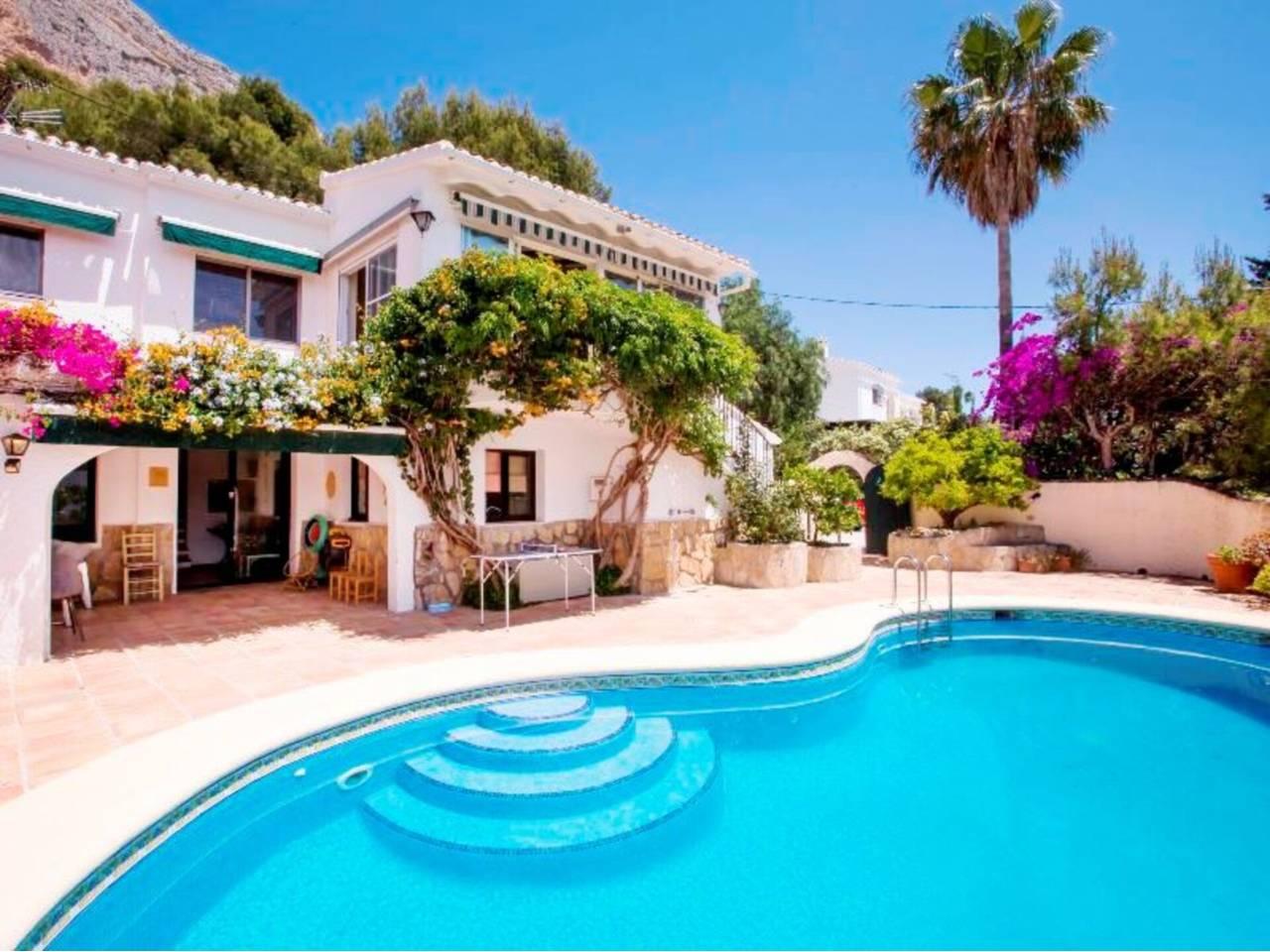 Casa Adosada de 4 Dormitorios y 3 Baños en venta en Xàbia