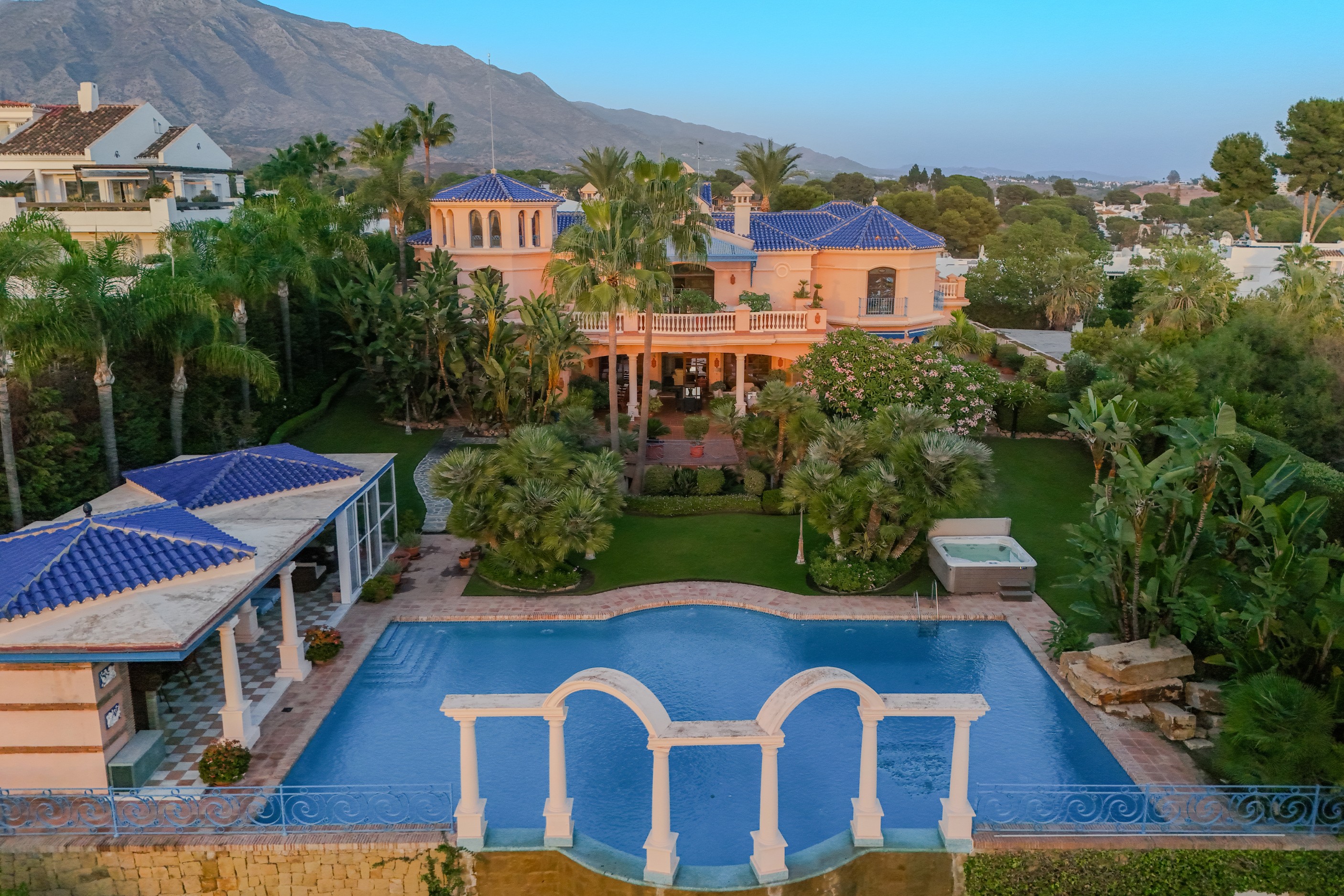 Casa de 6 Dormitorios y 7 Baños en venta en Nueva Andalucía, Marbella