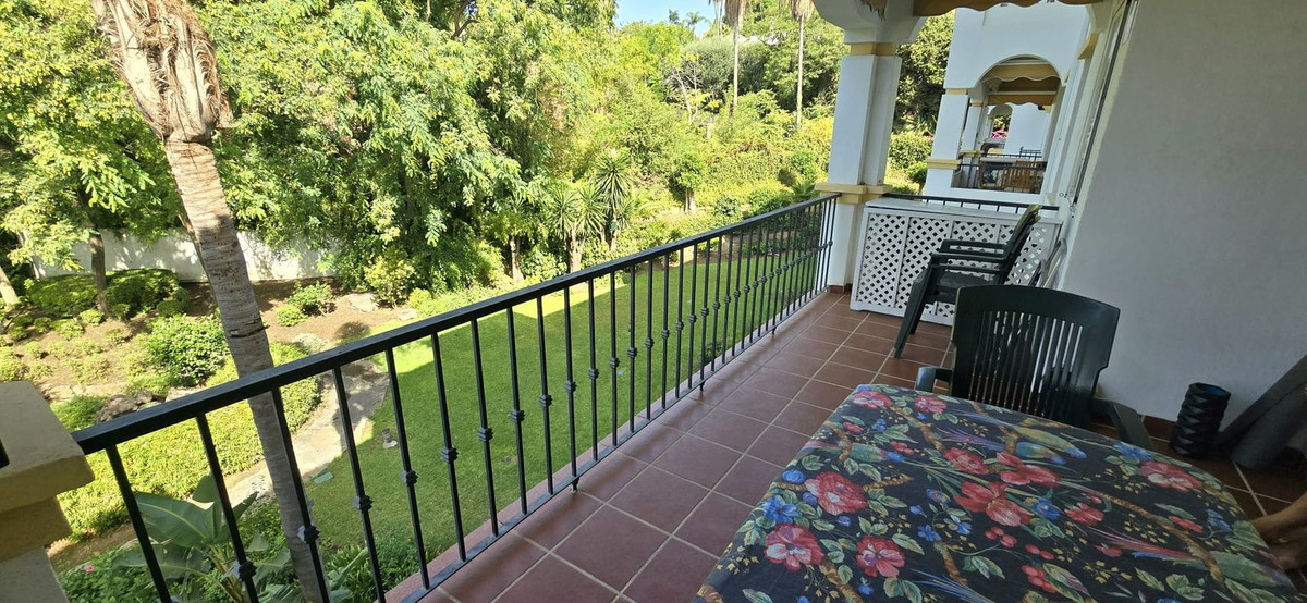 Piso de 2 Dormitorios y 2 Baños en venta en Milla de Oro, Marbella