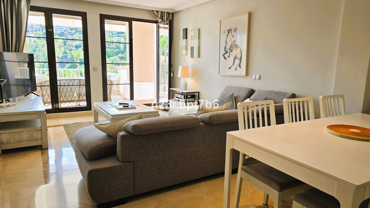 Piso de 3 Dormitorios y 2 Baños en venta en Los Arqueros, Benahavís