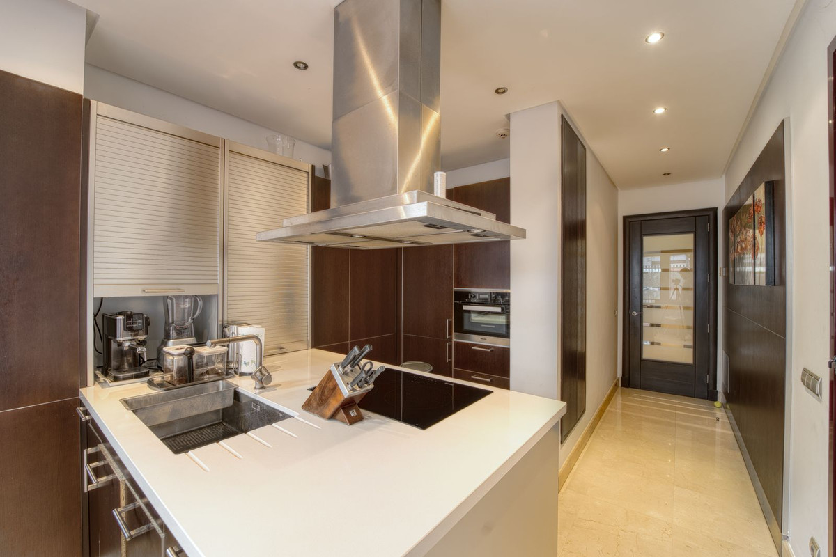 Piso de 2 Dormitorios en venta en Nueva Andalucía, Marbella