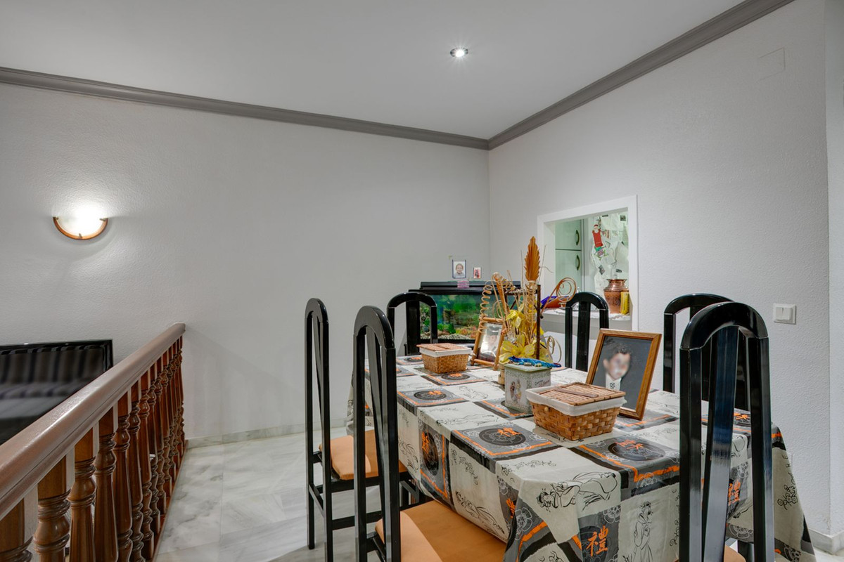 Casa Adosada de 3 Dormitorios en venta en Estepona