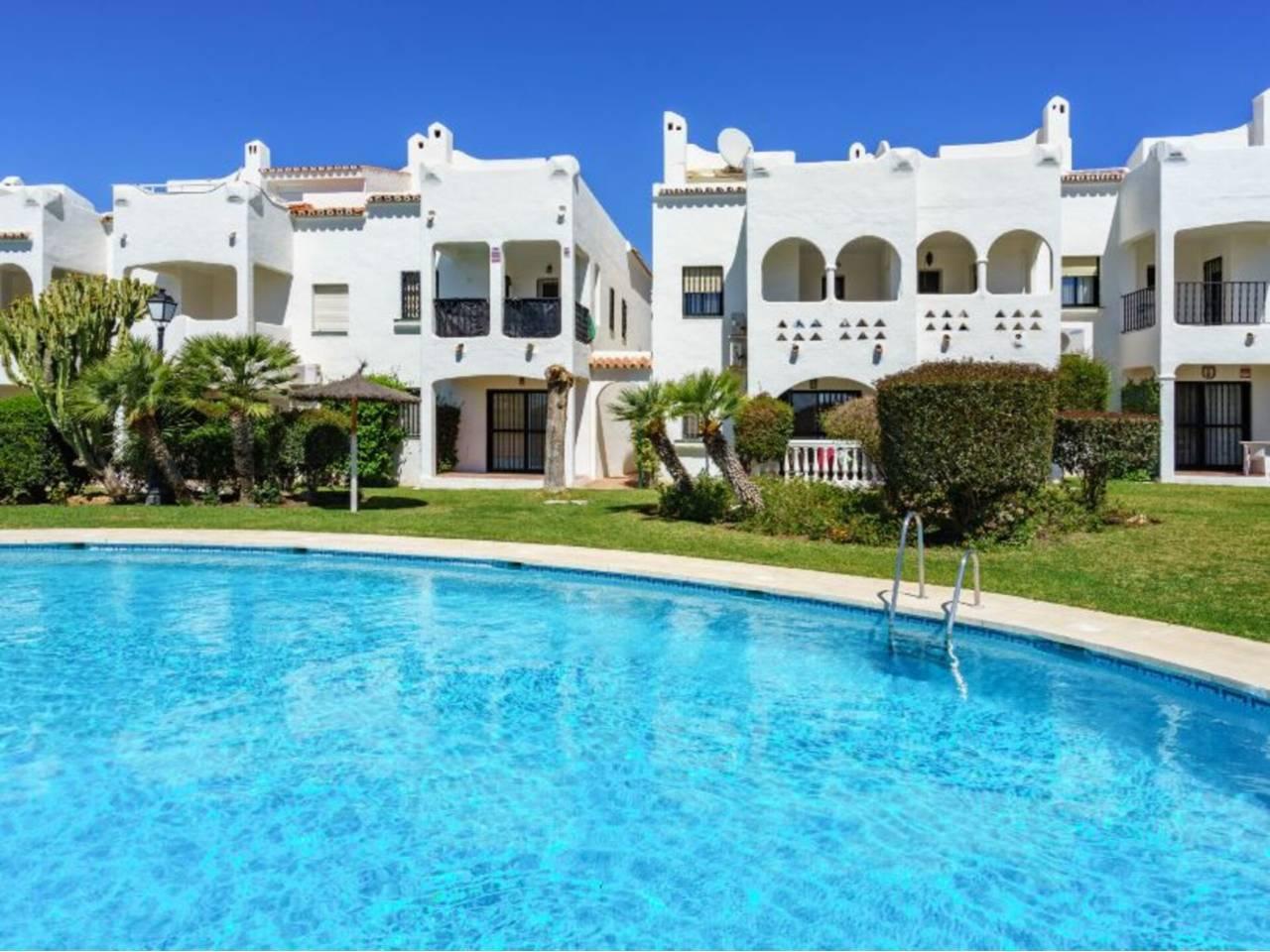 4 спални - Редова къща за продажба в La Alqueria, Estepona