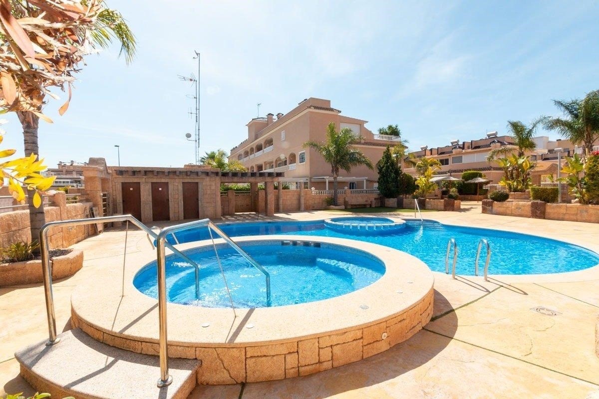 Piso de 3 Dormitorios en venta en Villamartin, Orihuela Costa