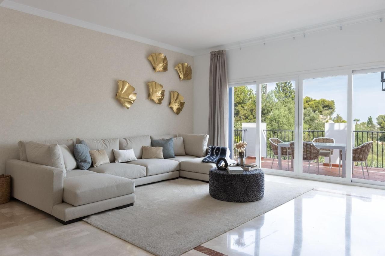 Piso de 2 Dormitorios en venta en El Paraíso, Estepona