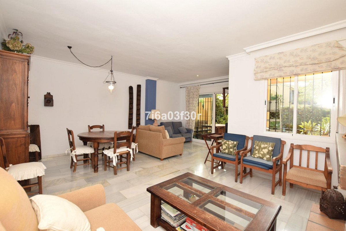 Casa Adosada de 3 Dormitorios y 2 Baños en venta en Cortijo Blanco, San Pedro de Alcántara
