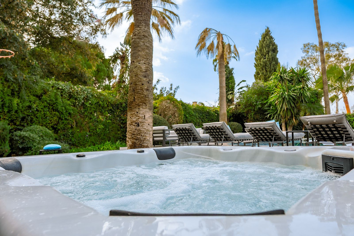 Casa de 5 Dormitorios en venta en El Paraíso, Estepona