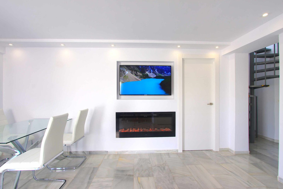 Ático de 2 Dormitorios y 2 Baños en alquiler en Elviria, Marbella