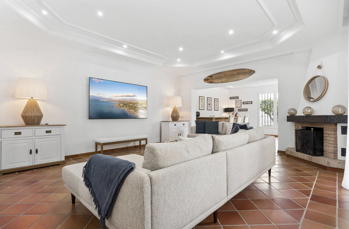 Casa de 6 Dormitorios en alquiler en Las Chapas, Marbella