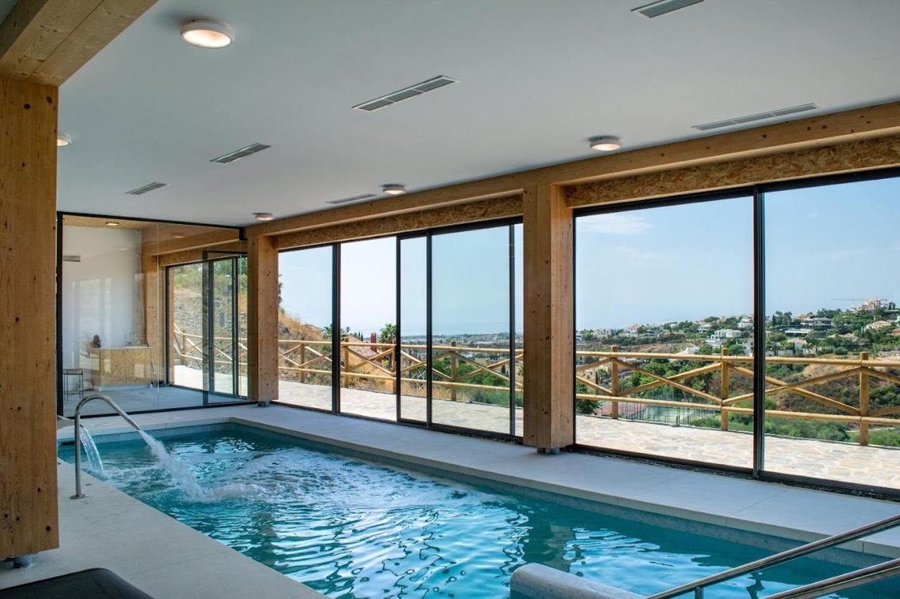 Piso de 2 Dormitorios en venta en El Paraíso, Estepona