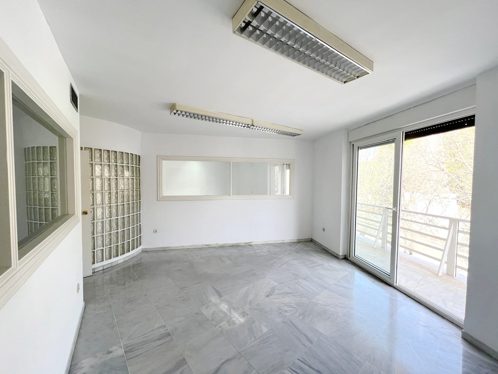 Piso de 2 Dormitorios y 1 Baño en venta en Milla de Oro, Marbella