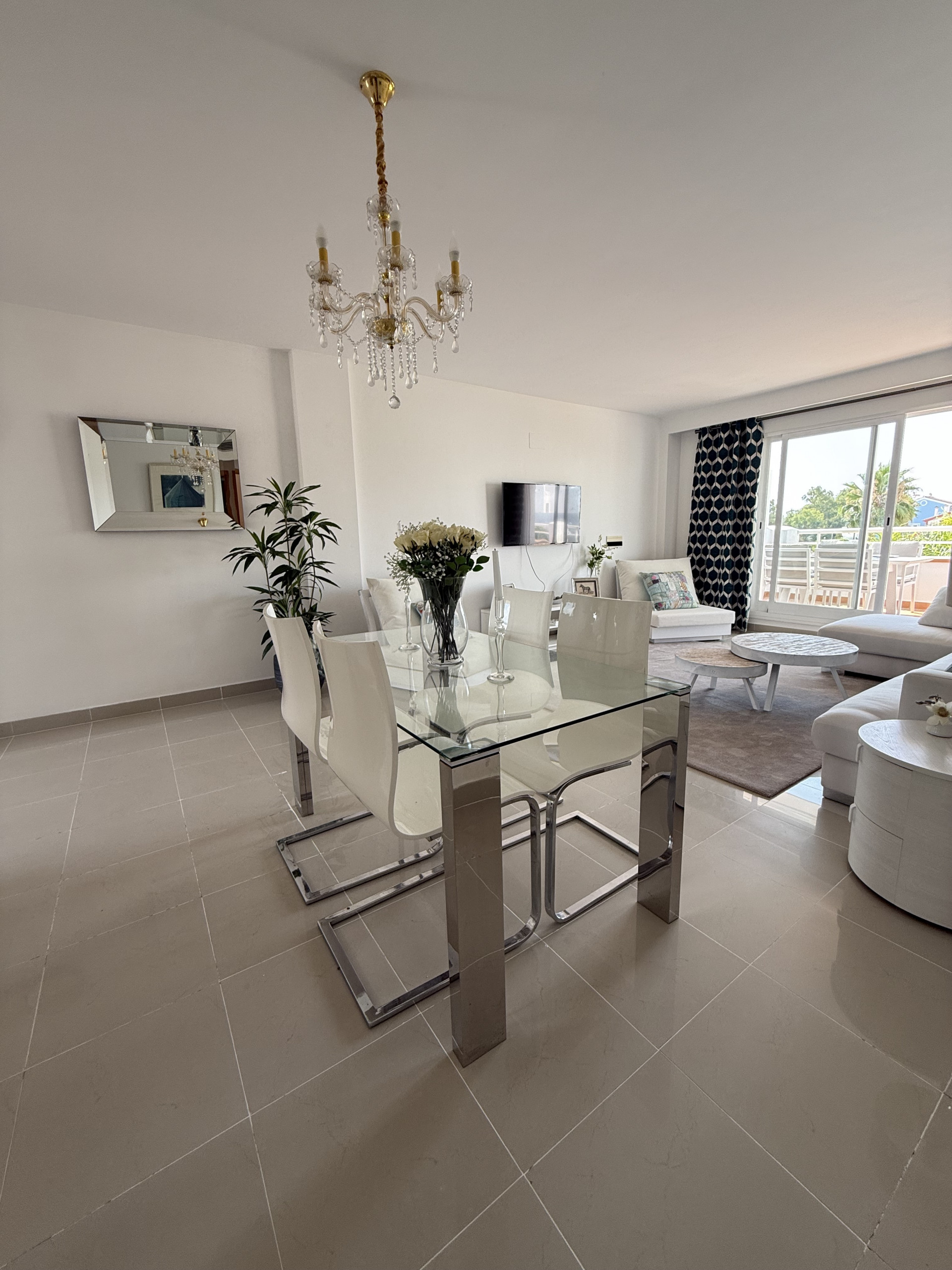 Piso de 2 Dormitorios y 2 Baños en venta en El Paraíso, Estepona