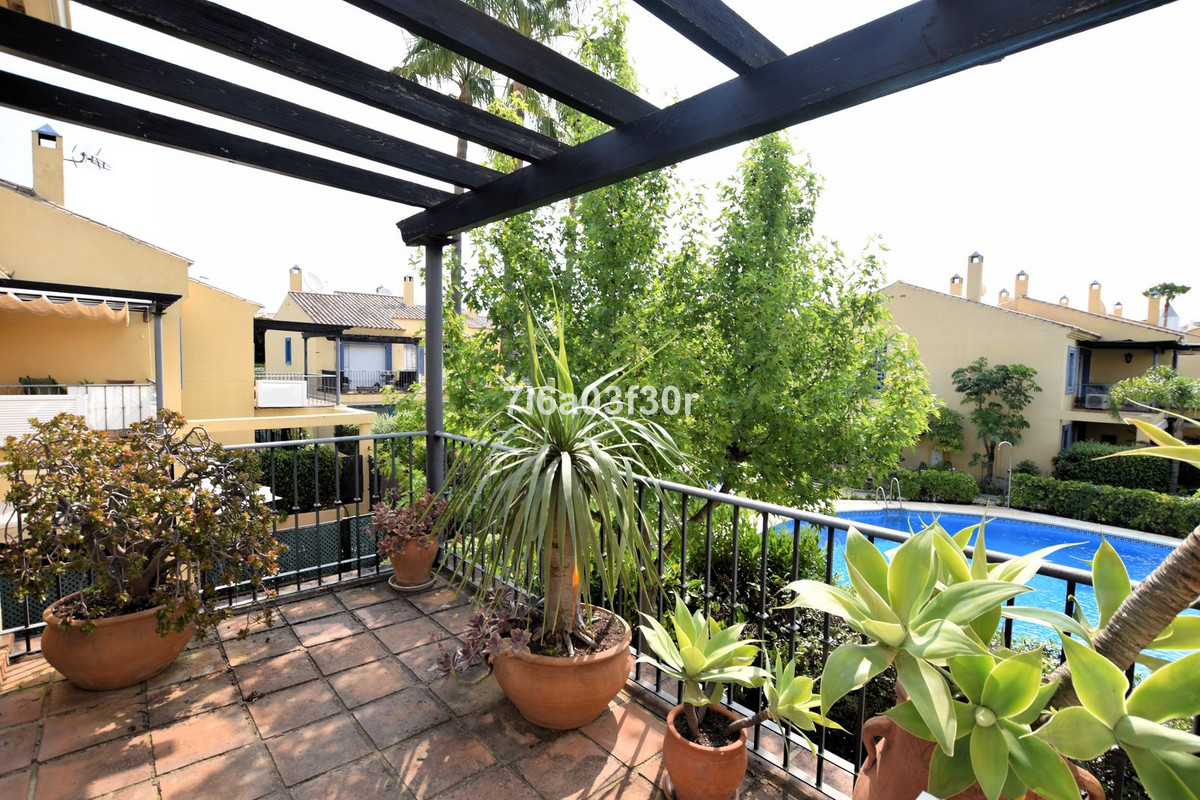 Casa Adosada de 3 Dormitorios y 2 Baños en venta en Cortijo Blanco, San Pedro de Alcántara