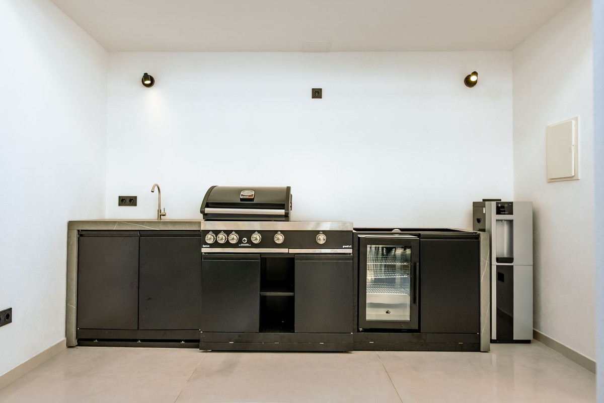 Casa de 5 Dormitorios en venta en El Paraíso, Estepona
