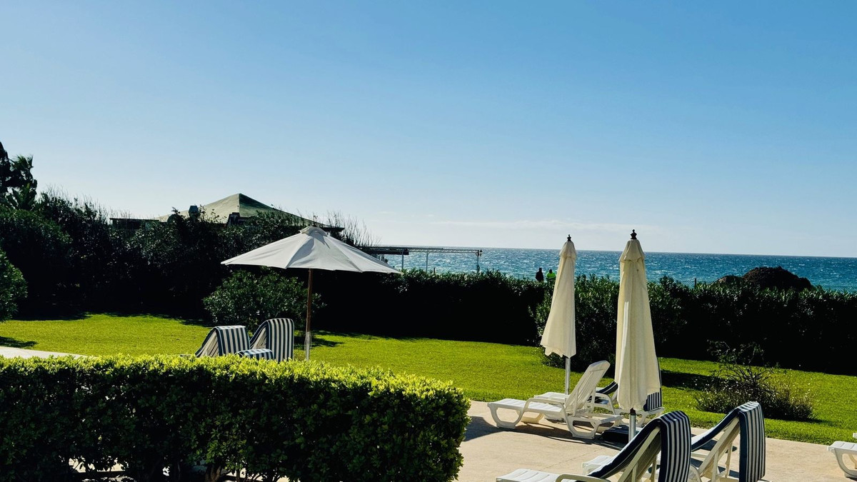 Piso de 2 Dormitorios en venta en Elviria, Marbella
