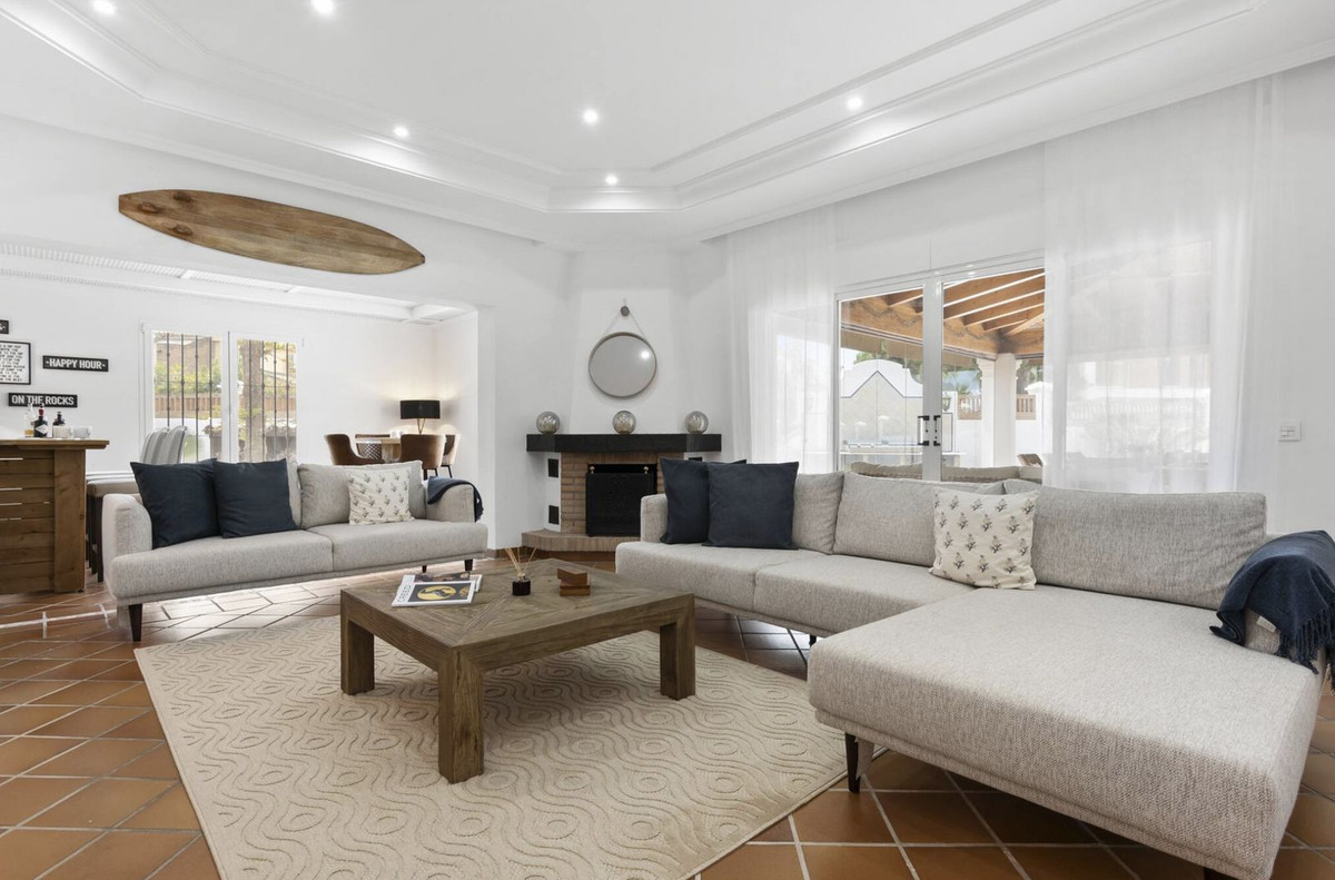 Casa de 6 Dormitorios en alquiler en Las Chapas, Marbella