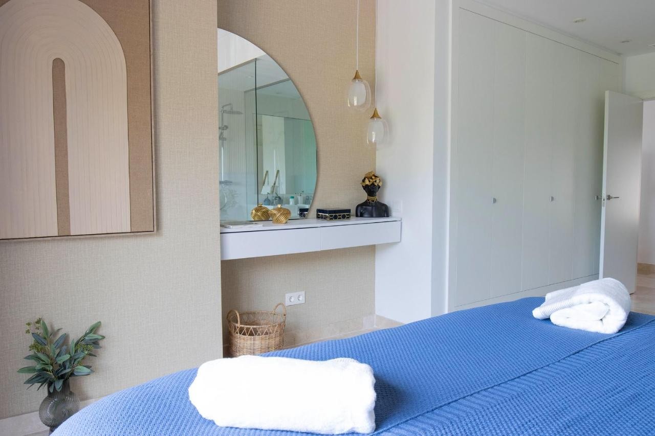 Piso de 2 Dormitorios en venta en El Paraíso, Estepona