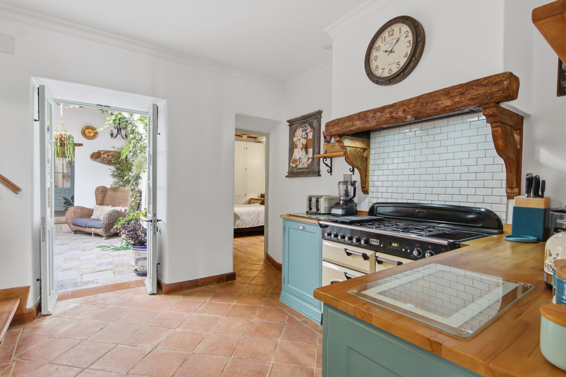 Casa Adosada de 4 Dormitorios en venta en La Alqueria, Estepona