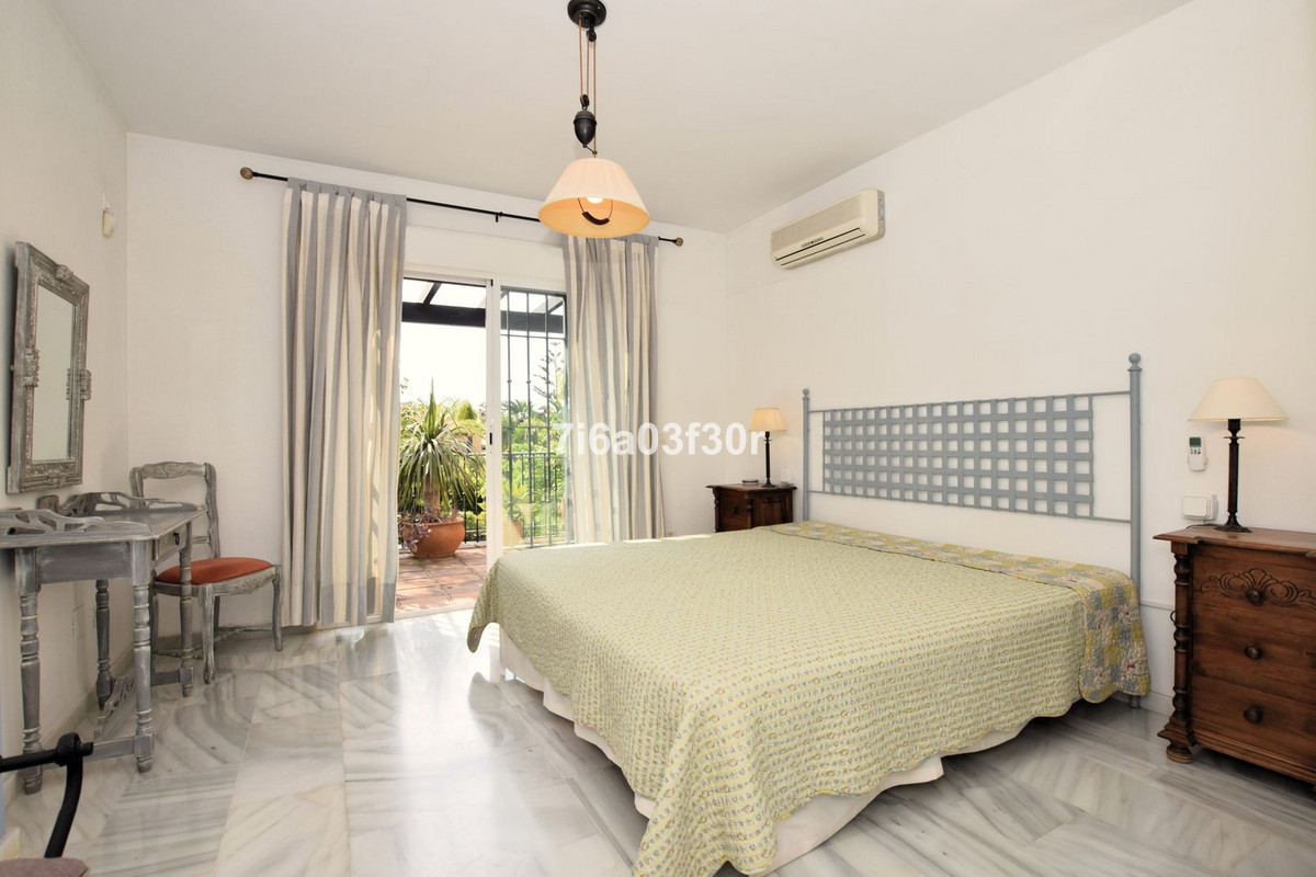 Casa Adosada de 3 Dormitorios y 2 Baños en venta en Cortijo Blanco, San Pedro de Alcántara