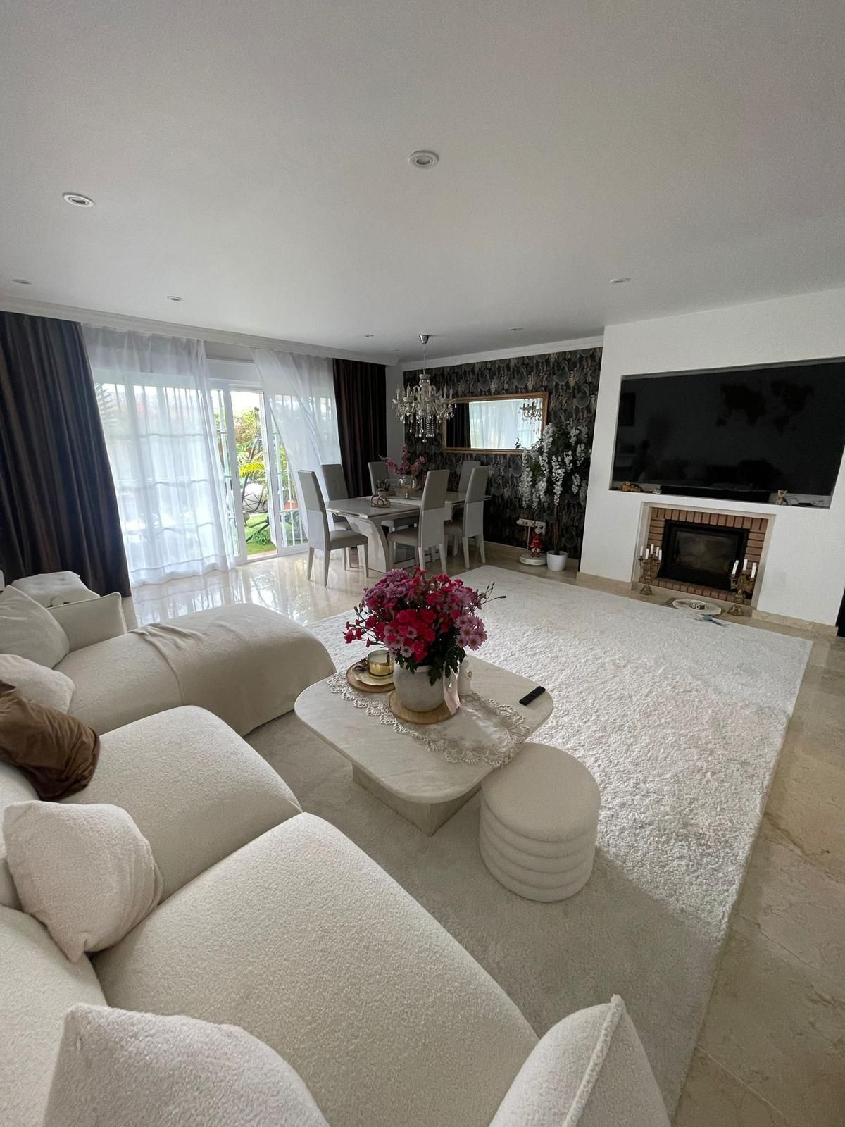 Casa Adosada de 4 Dormitorios en venta en Calahonda