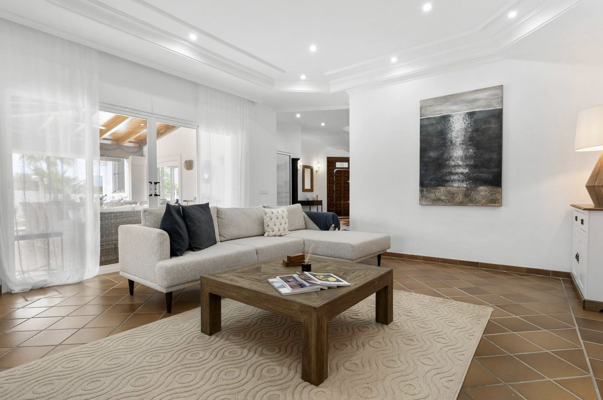Casa de 6 Dormitorios en alquiler en Las Chapas, Marbella