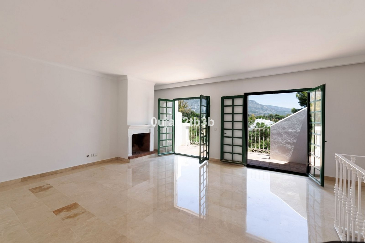 Casa Adosada de 3 Dormitorios y 2 Baños en alquiler en Nueva Andalucía, Marbella