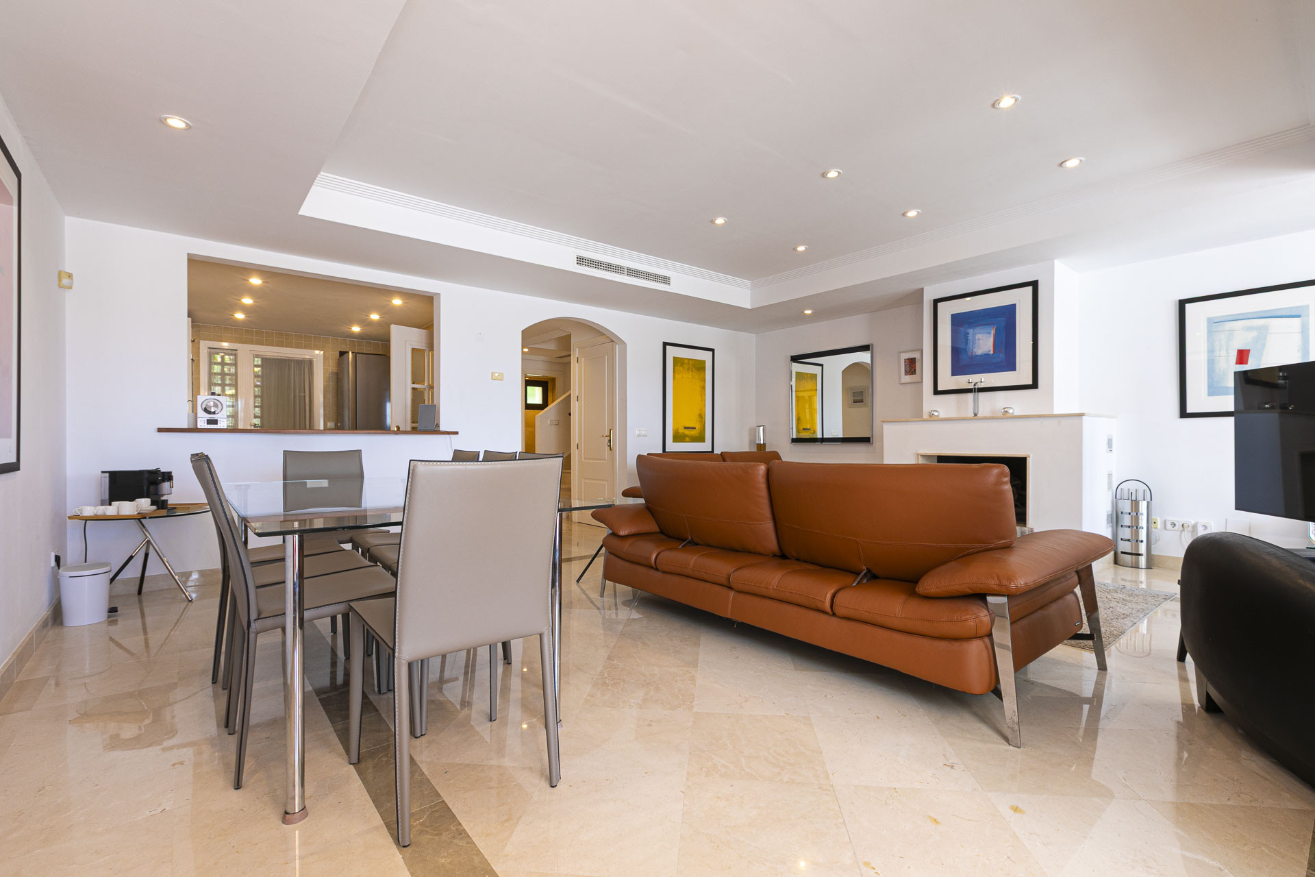 Casa Adosada de 4 Dormitorios y 3 Baños en venta en Los Almendros, Benahavís
