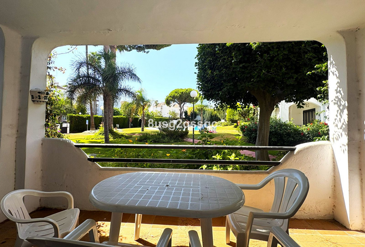 Piso de 3 Dormitorios en venta en Cancelada, Estepona