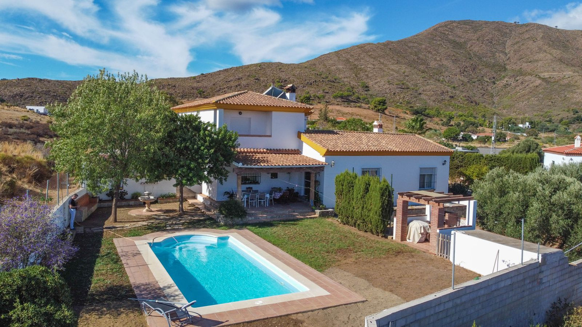 Finca de 4 Dormitorios y 2 Baños en venta en Mijas