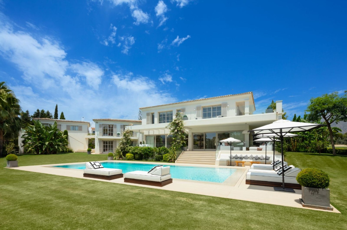Casa de 6 Dormitorios y 6 Baños en venta en Nueva Andalucía, Marbella