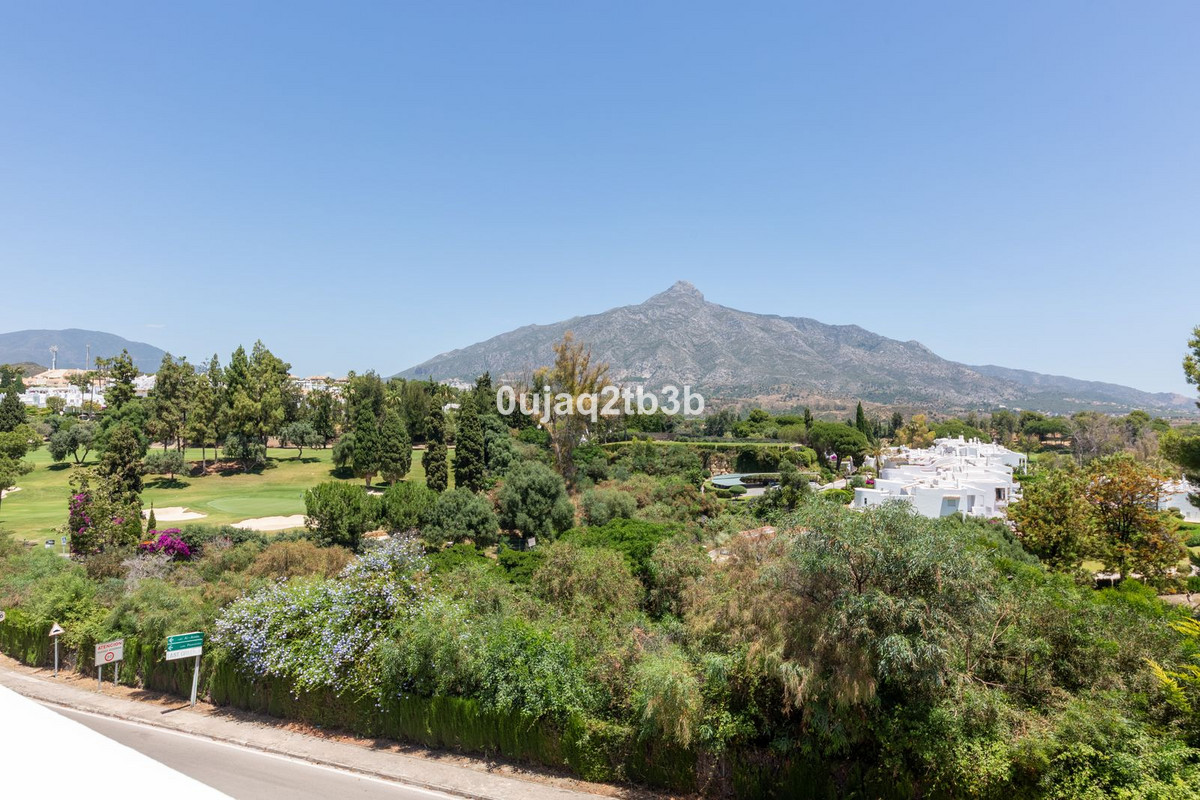 Casa Adosada de 3 Dormitorios y 2 Baños en alquiler en Nueva Andalucía, Marbella