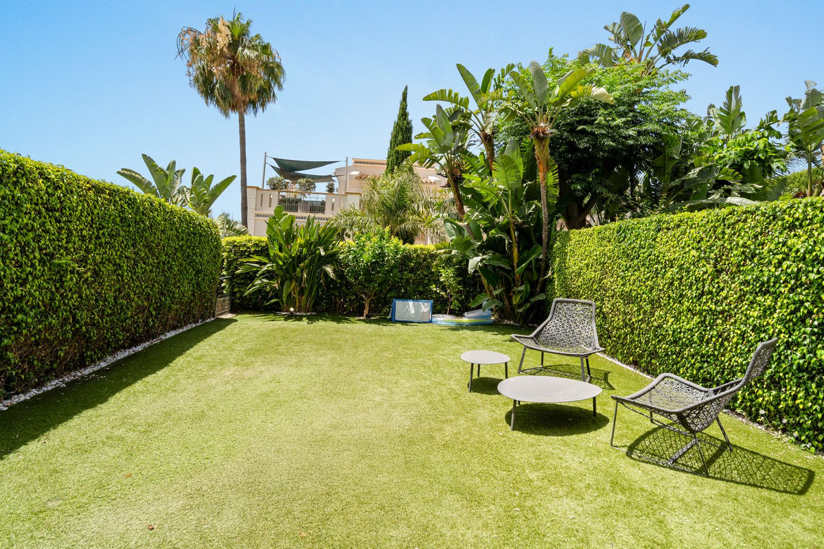 Casa Adosada de 4 Dormitorios y 4 Baños en venta en Sierra Blanca, Marbella
