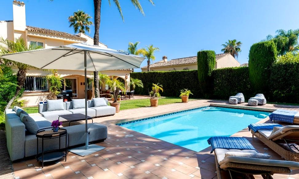 Casa de 5 Dormitorios y 5 Baños en venta en Los Monteros, Marbella