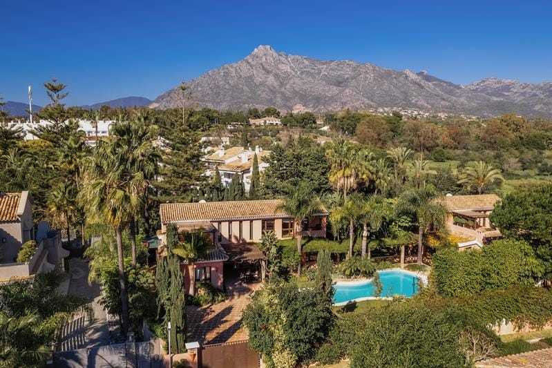 Casa de 8 Dormitorios en venta en Milla de Oro, Marbella