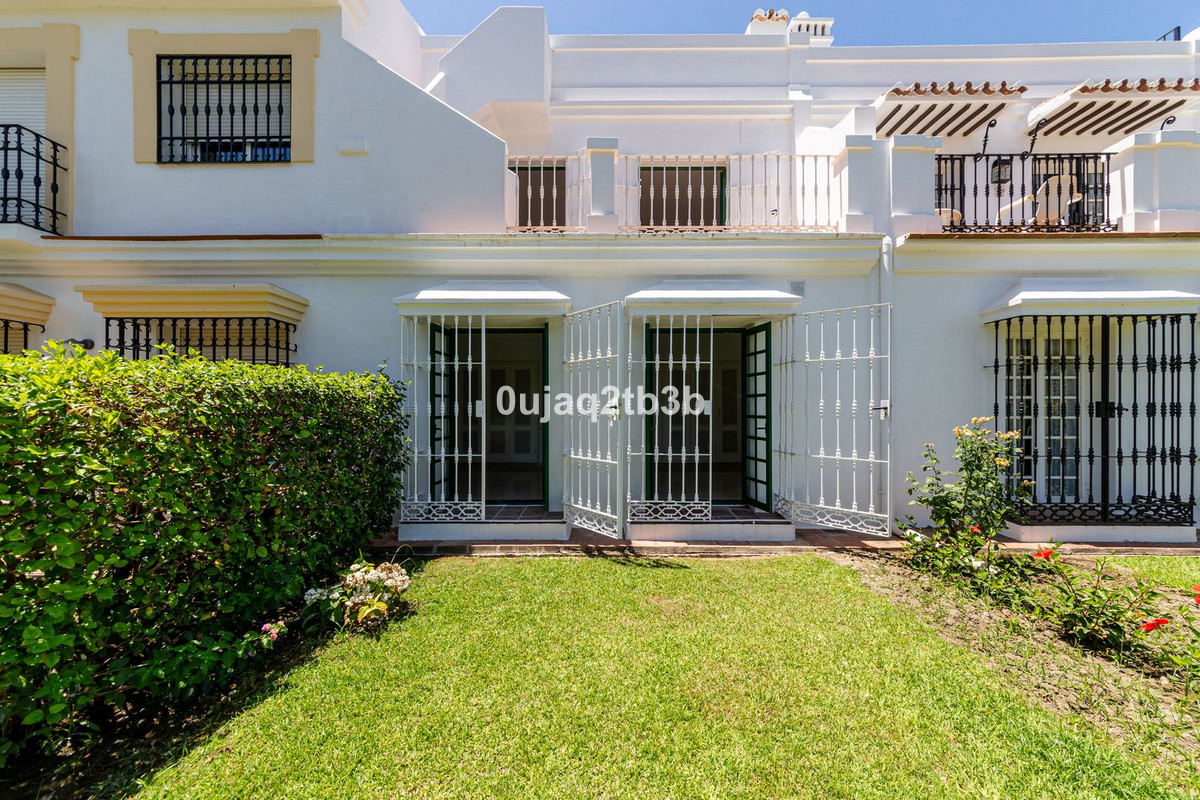 Casa Adosada de 3 Dormitorios y 2 Baños en alquiler en Nueva Andalucía, Marbella