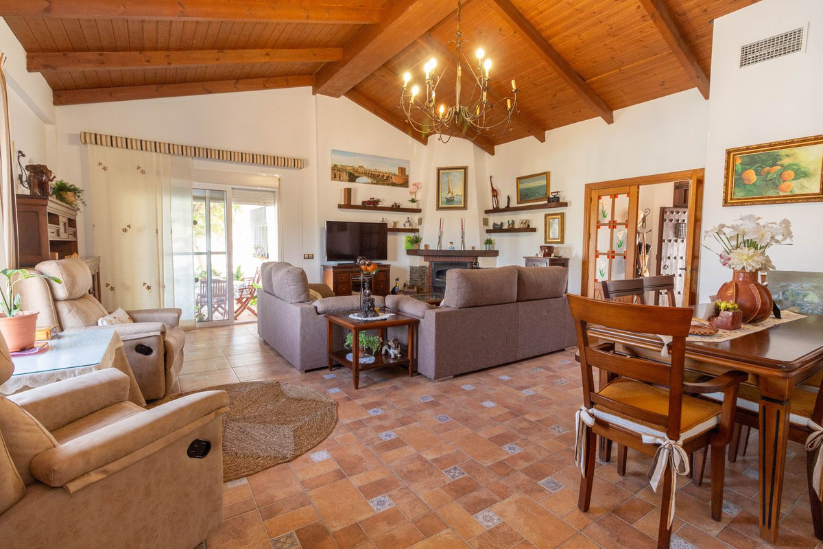 Finca de 4 Dormitorios y 2 Baños en venta en Mijas