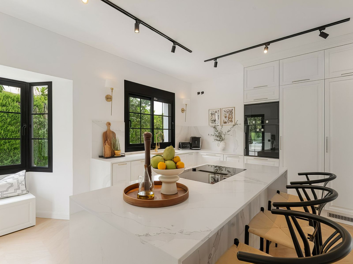 Casa de 6 Dormitorios en alquiler vacacional en Atalaya, Estepona